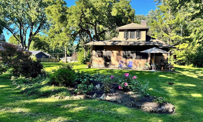 White Bear Lake Casa | Cozy bungalow in beautiful White Bear Lake.