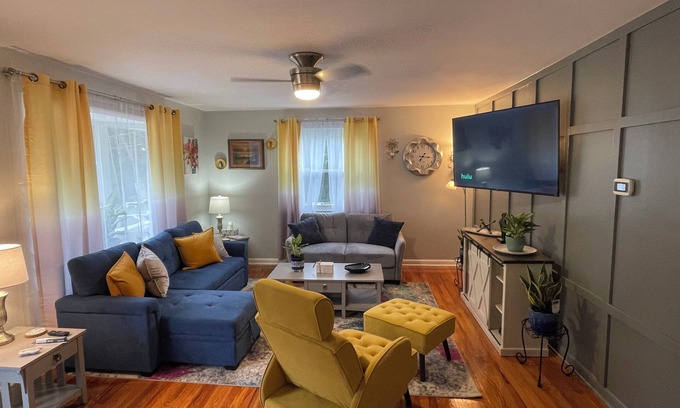 Spring Hill Casa | Cozy Bungalow in a quiet neighborhood