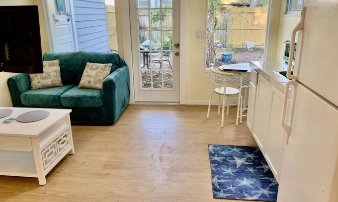 La Vista Cabaña | Cozy Bungalow, one mile from the beach. Pet friendly with no pet fees.