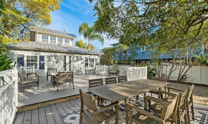 Clear Lake Shores Casa | Cozy Bungalow with Deck, Near Kemah Boardwalk