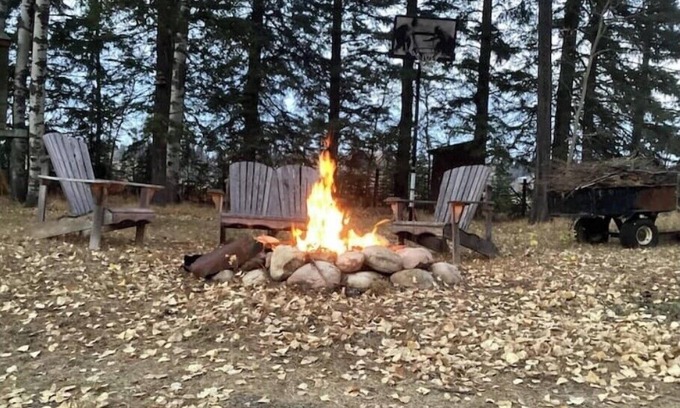Clearwater County Cabina | Cozy country log cabin getaway & art retreat