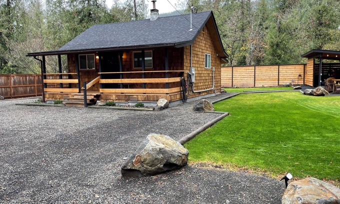Marmot Cabina | Cozy cabin 1 mile to Sandy Ridge Bike Park, with RV hook up and EV charger.