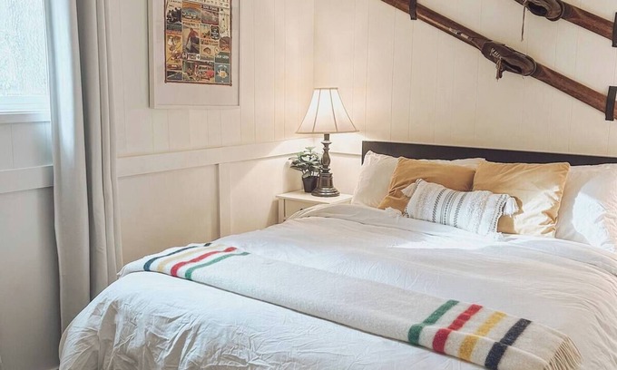 Castlegar Casa | Cozy Cabin C | Bearfoot Bungalows | Castlegar Nature Stay | Walk to River/Trails