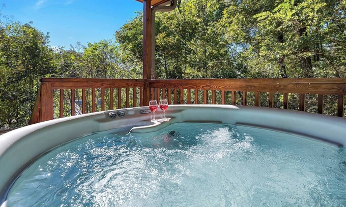 Skyland Cabina | Aislado, Cerca del centro, Bañera de hidromasaje, Chimenea, WiFi, Patio cercado, Se aceptan mascotas