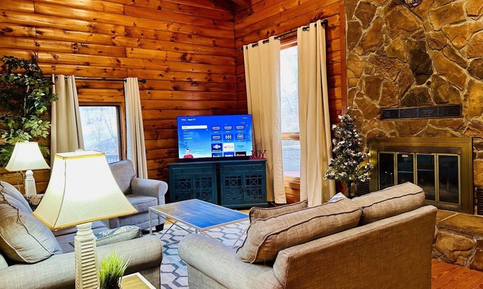 Radford Casa | Cozy Cabin close to Virginia Tech and Radford University