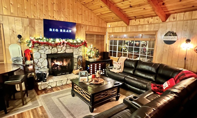 Upper Moonridge Cabina | Cozy Cabin Close to Golf, Zoo, and Lake Family & Dog Friendly Game Room