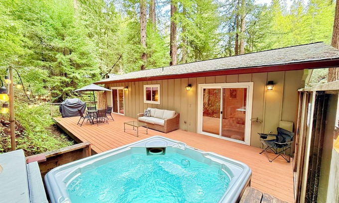 Guerneville Casa | Cozy cabin deep in the redwoods / WiFi & Hot Tub