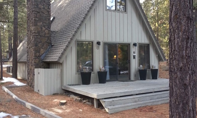 Sunriver Cabina | Acogedora cabaña para 6, bañera de hidromasaje, chimenea, pases SHARC, wifi gratuito, barbacoa, bicicletas, mascotas