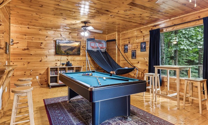 Gatlinburg - Pigeon Forge Cabina | Cozy Cabin, Game Room, Hot Tub, Firepit, Theater Room
