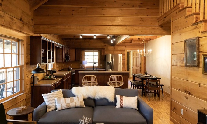Cookeville Cabina | Cozy Cabin Getaway in the Heart of Middle Tennessee perfect for a wooded retreat