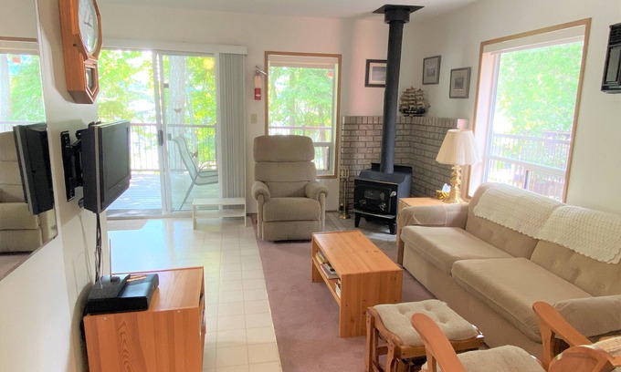 Sicamous Cabina | Cozy Cabin in Buena Vista Resort w/ Boat Slip, Beach/Lake Access, Kayaks, Park..