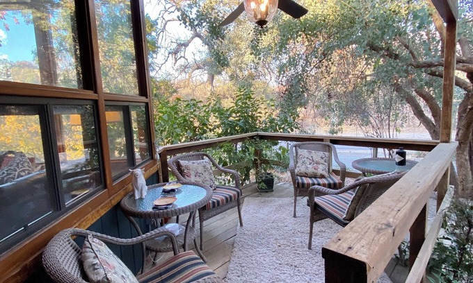 Three Rivers Cabina | Cozy cabin in charming Three Rivers 4 miles from Sequoia National Park entrance.