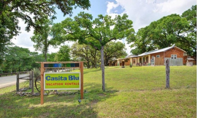Ingram Cabina | Cozy cabin in charming Ingram with AC, WiFi~Guadalupe River