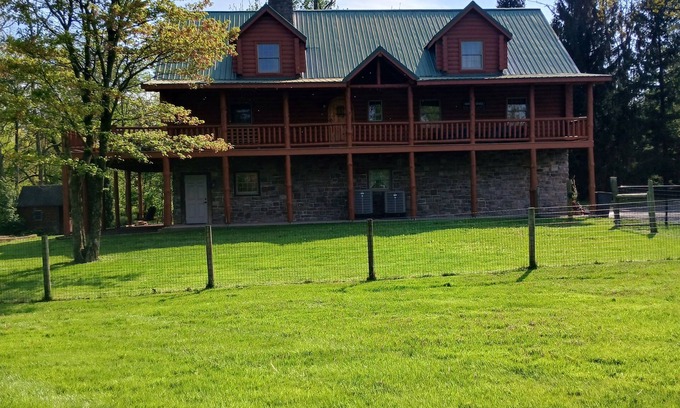 Suplee Cabina | Cozy cabin in Honey Brook,PA with hot tub, jacuzzi, large outdoor deck and more!