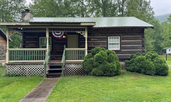 Seneca Rocks Cabina | Cozy cabin in lovely Seneca Rocks WV with WiFi, smart TVs and jucuzzi tub