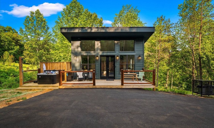 Sevierville Cabina | Cozy cabin in peaceful, serene, wooded setting 20 minutes from area attractions.