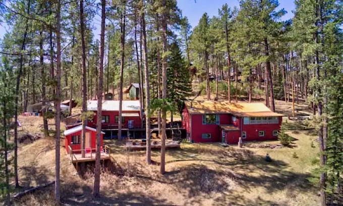 Rapid City Cabina | Cozy cabin in the Black Hills. Pet friendly!