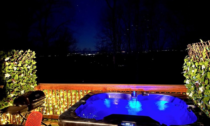 Front Royal Cabina | Romantic, family friendly mountain getaway w hot tub near wineries & skyline