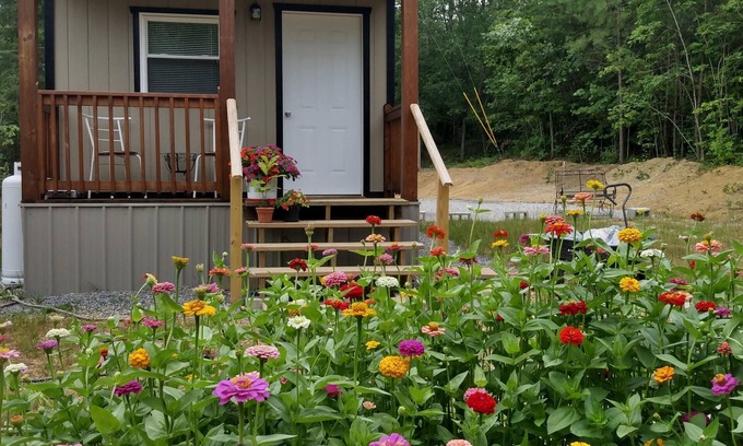 Sequatchie Cabina | Cozy cabin in the mountains with hiking trails and gorgeous waterfalls close by!