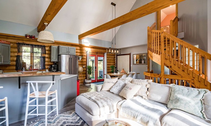 Meaford Cabina | Cozy Cabin Inn w/ Private Hot Tub, Fire Pit + close to Golf, Trails, Waterfalls