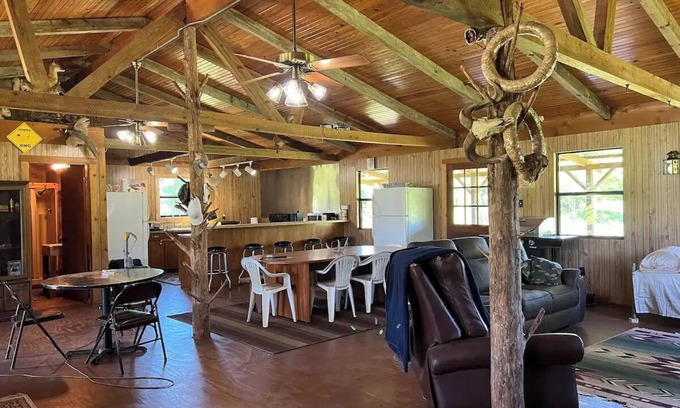 Thrall Cabina | Cozy cabin located on 168 acres of quiet country living.