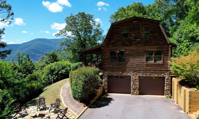 Black Mountain Cabina | Cozy Cabin, Mountain Views/ Hot Tub & Game Room + Near Asheville