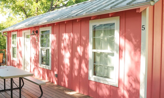 New Braunfels Cabina | Acogedora cabaña cerca del tema del ferrocarril Comal River-Cabin # 5-