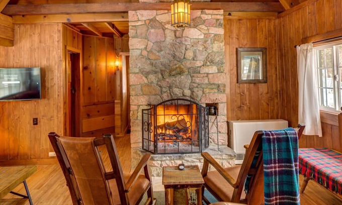 Tahoe City Cabina | Cozy Cabin Near Tahoe Park Beach