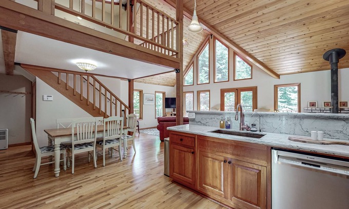 Eureka Cabina | Cozy Cabin Nestled on 2.5 Acres of Pristine Redwood Forest *Hot Tub *Fire Pit!