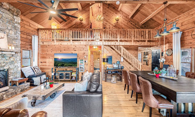 Wolf Laurel Cabina | Cozy Cabin, Newly Updated, Mtn Views, Hot Tub, Hiking, Mountain Biking