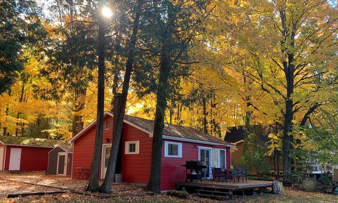West Grey Cabina | Cozy cabin on a river with an outdoor wood burning sauna and firepit