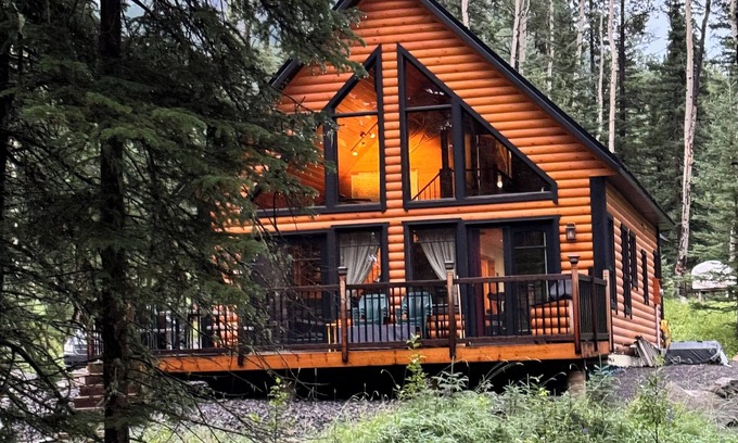 Nordegg Cabina | Cozy Cabin on Coliseum Mountain 3 Bedrooms with bunk beds