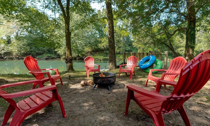 Pangburn Cabina | Cozy Cabin on Little Red River Sleeps 12!