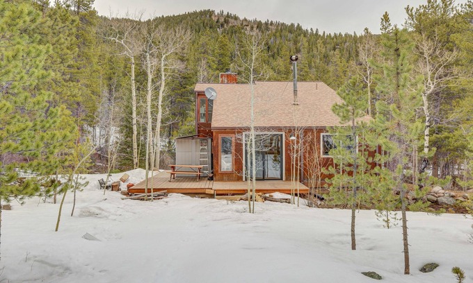 Idaho Springs Cabina | Cozy Cabin on the River \ Hot Tub \ Beach