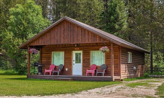 Coram Cabina | Cozy cabin only 7 miles from Glacier National Park