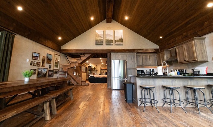 Coram Cabina | Cozy cabin outside Glacier National Park. Private hot tub + pet-friendly!
