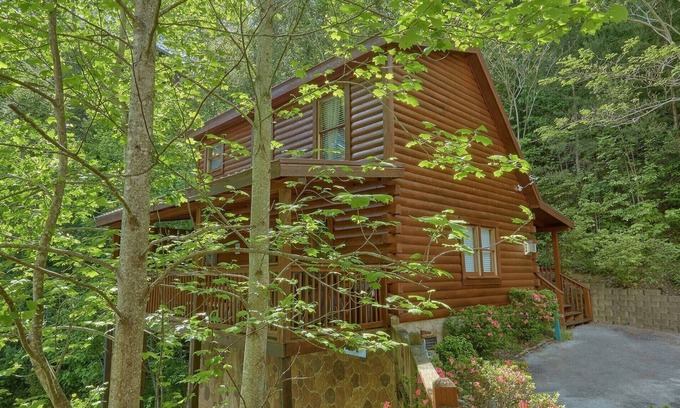 Gatlinburg Cabina | Acogedora cabaña, perfecta para una luna de miel o una escapada familiar llena de aventuras.
