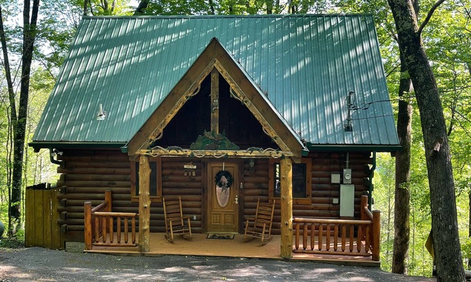 Gatlinburg - Pigeon Forge Cabina | COZY CABIN! Perfect Honeymoon or Private Getaway. Hot tub & Fireplace
