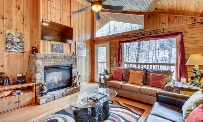 Gatlinburg - Pigeon Forge Cabina | CABINA PRIVADA -10 minutos 2 G''Burg HotTub Wifi Cable LIMPIO, 2 chimeneas perro OK