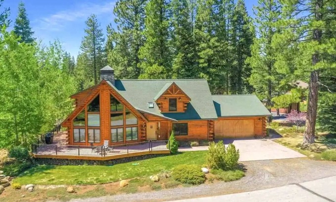 Bailey Creek Cabina | Cozy Cabin retreat located in the center of Bailey Creek Golf Course