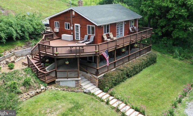 Berryville Casa | Cozy cabin right on the Shenandoah River. Kayak and tube your way to relaxation.