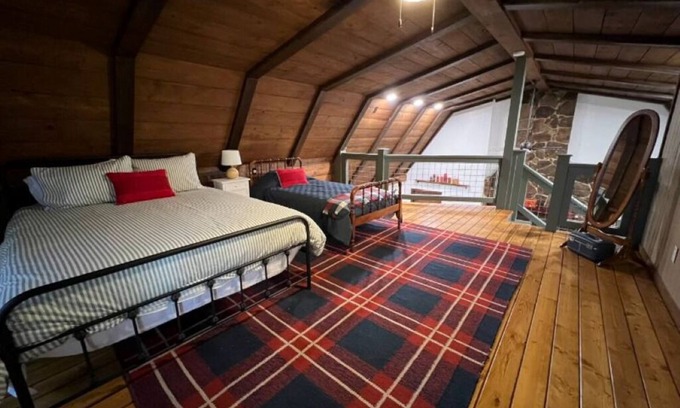 McMinnville Cabina | Cozy Cabin -Rock Fireplace - Great sunset views - 5 State Parks w/in hour