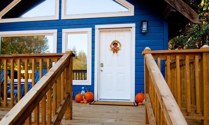 Black Creek Cabina | Cozy Cabin steps from the Oyster River