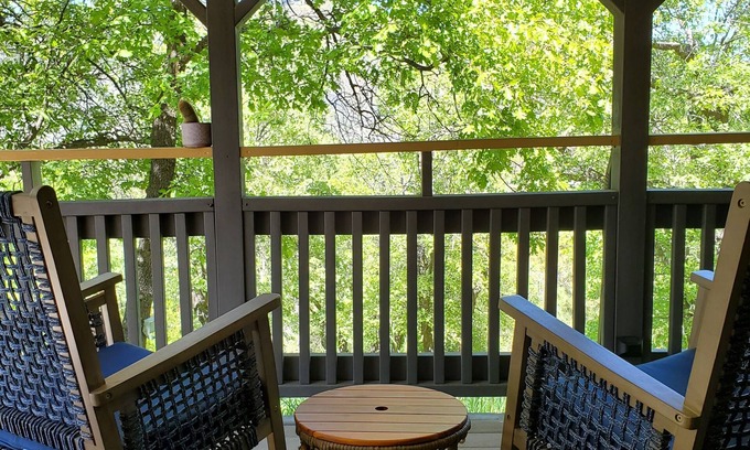 Julian Cabina | Cozy Cabin Studio Nestled in the Trees with Mountain Views.