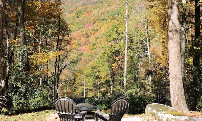Robbinsville Cabina | Cozy cabin w/babbling creek, mountain view & fast Wi-fi