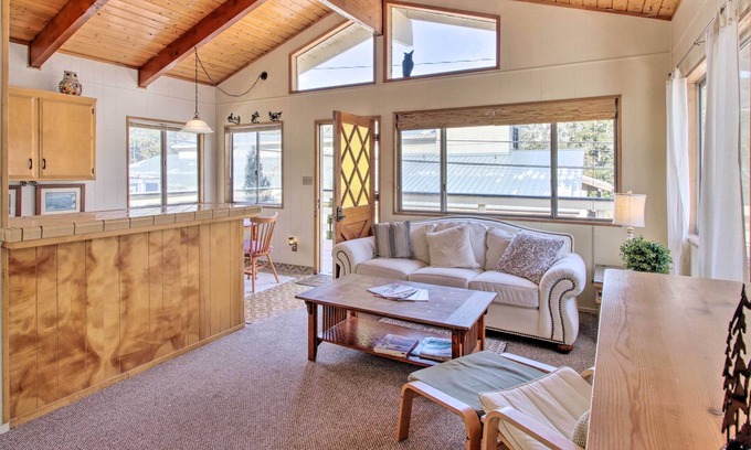 Frazier Park Cabina | Cozy Cabin w/ Deck - Near Frazier Mtn Park