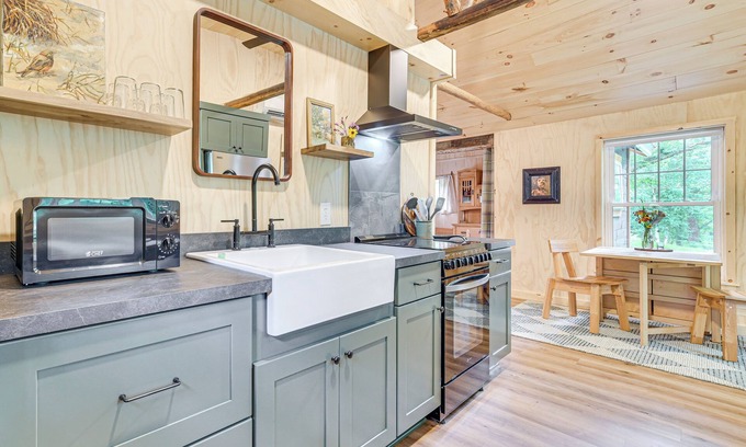 Lake Apartamento | Cozy Cabin w/Fire Pit < 1 Mi to Crooked Lake!