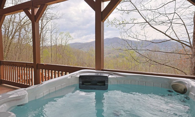 Bryson City Cabina | Cozy Cabin w/ Great Views, Hot Tub *Starlink*