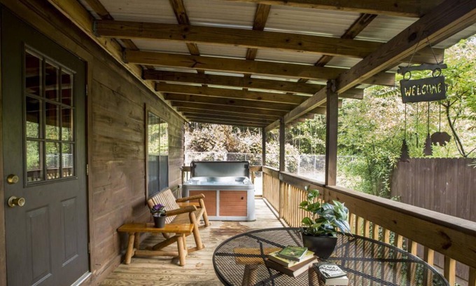 Hot Springs Cabina | Cozy Cabin w/ Hot Tub & Fenced in Yard for Pets