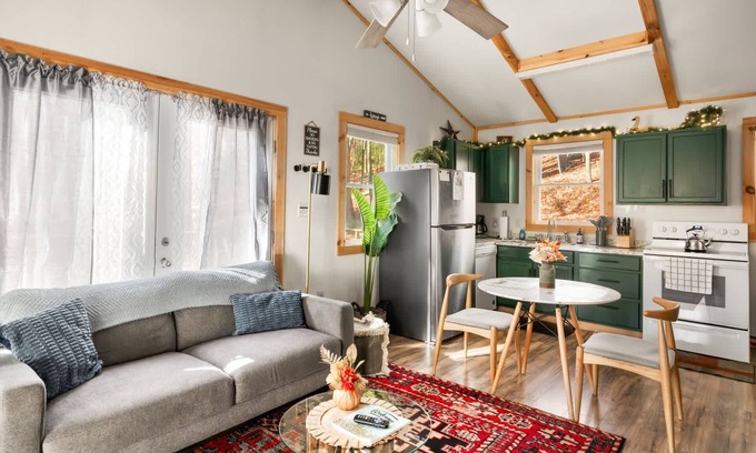 Lost River Cabina | Cozy Cabin w Lake, Hot Tub, Huge Deck & Fire Pit